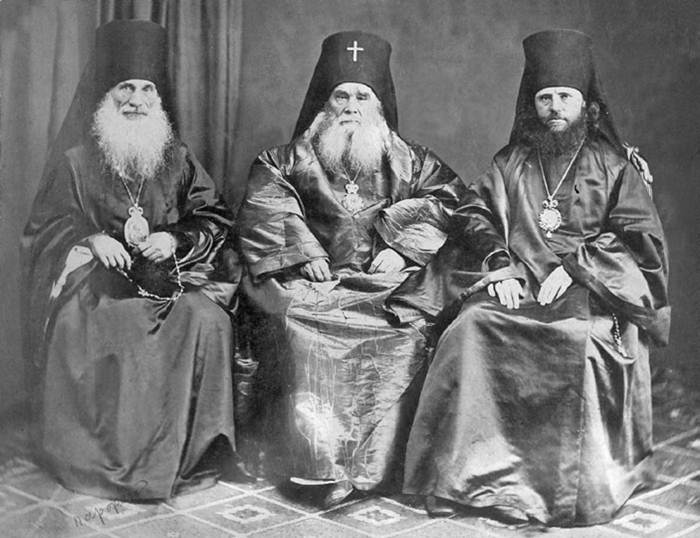 Архиепископ Иннокентий (Вениаминов) (в центре)