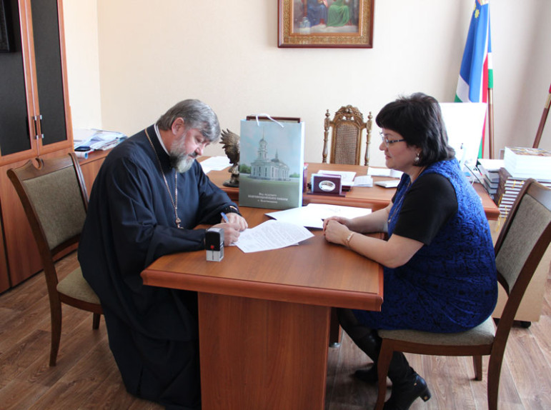 Епископ Лукиан и министр Юлия Рябинина подписали соглашение о сотрудничестве