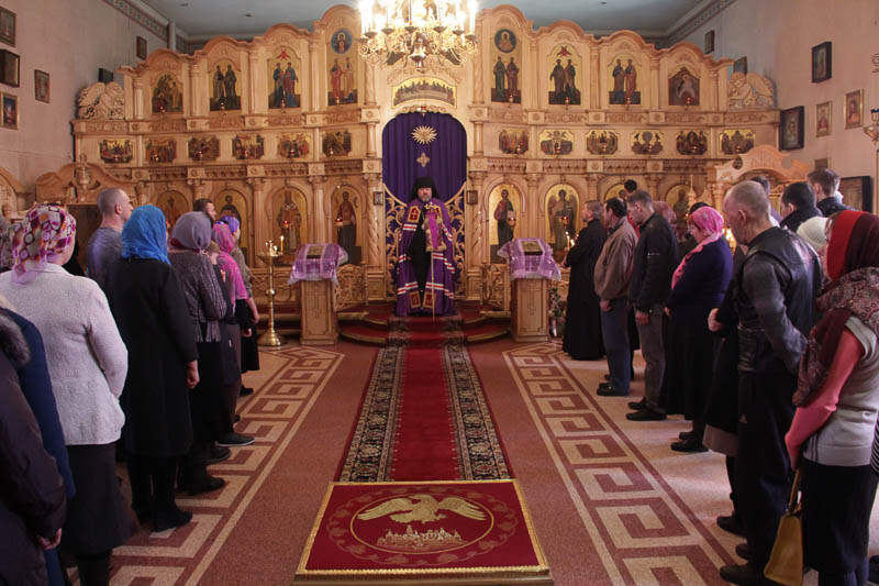 Епископ Лукиан в храме Архангела Гавриила, март 2016 г.