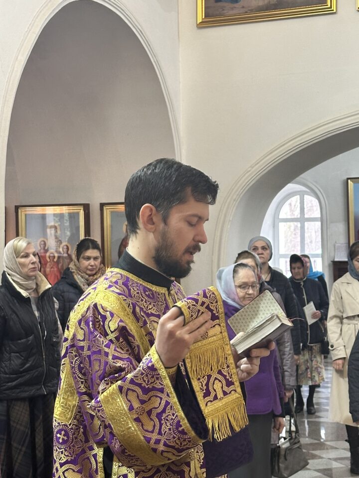 Архиепископ Лукиан совершил молебен с акафистом Божией Матери у Ее чудотворной Албазинской иконы в Благовещенском кафедральном соборе