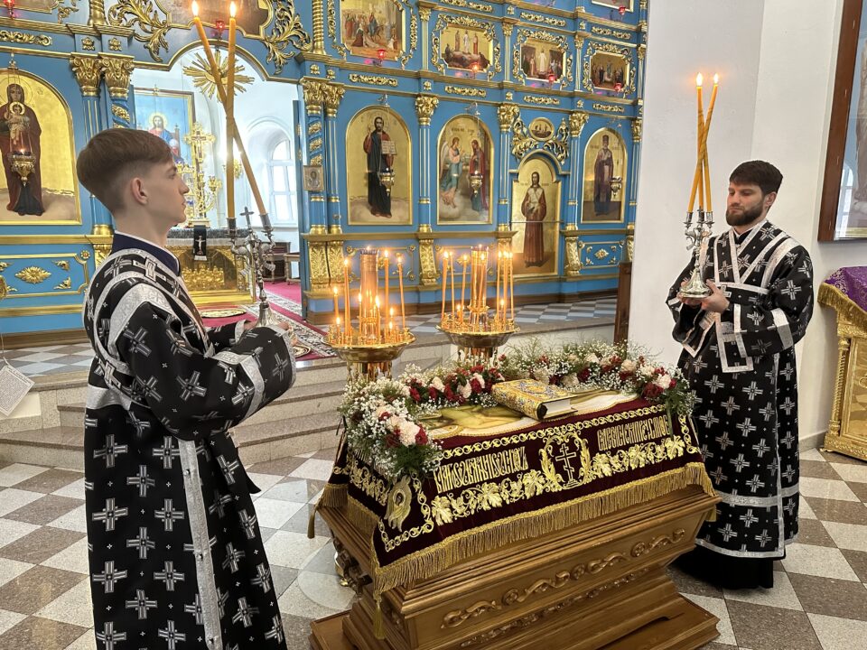 Архиепископ Лукиан возглавил утреню с чином погребения Плащаницы