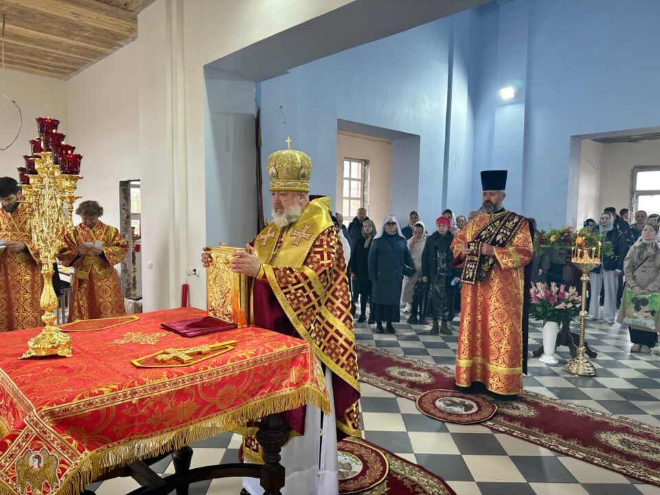 В день Радоницы архиепископ Лукиан совершил первую Божественную литургию в храме на городском кладбище