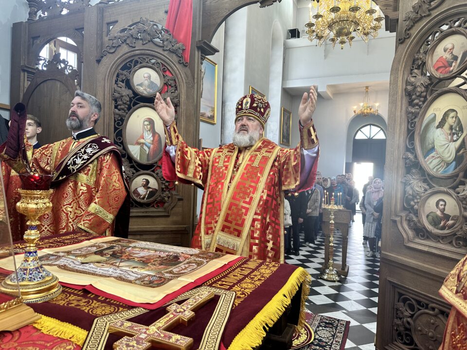 В неделю святых жен мироносиц архиепископ Лукиан возглавил Божественную литургию в Албазинском храме