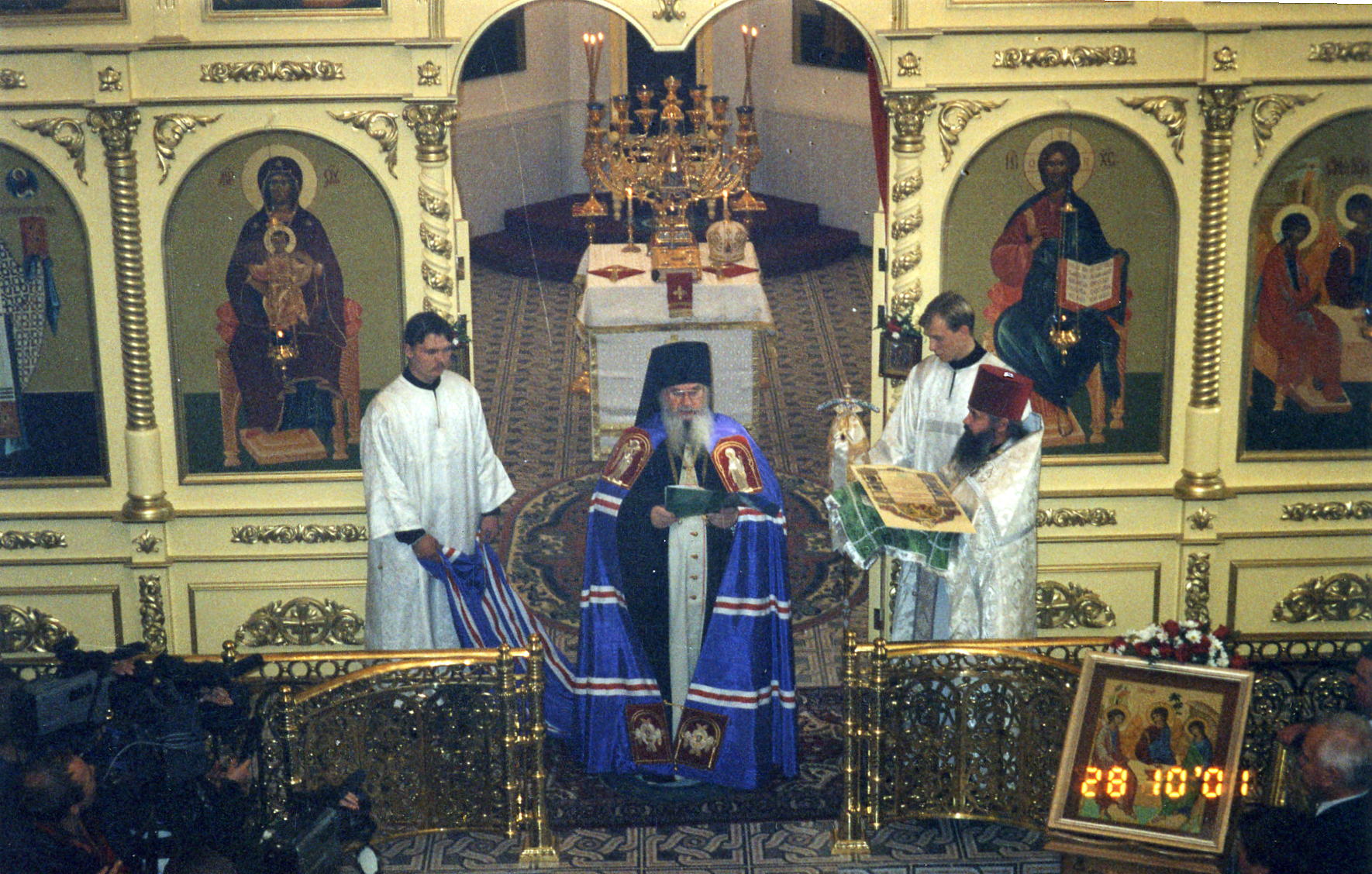 vladyko-zachityvaet-poslanie-svyat-patriarxa